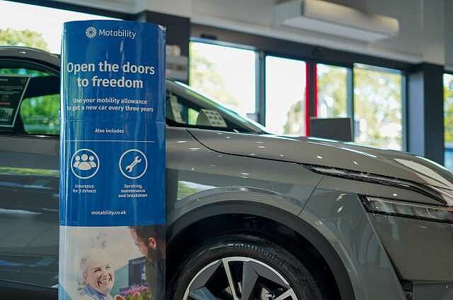 Nissan Qashqai 1.3 DiG-T MH N-Connecta [Glass Roof] 5dr