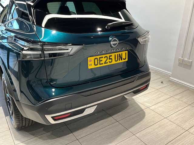 Nissan Qashqai 1.3 DiG-T MH N-Connecta [Glass Roof] 5dr