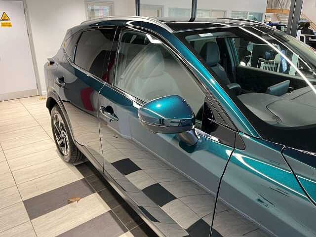 Nissan Qashqai 1.3 DiG-T MH N-Connecta [Glass Roof] 5dr