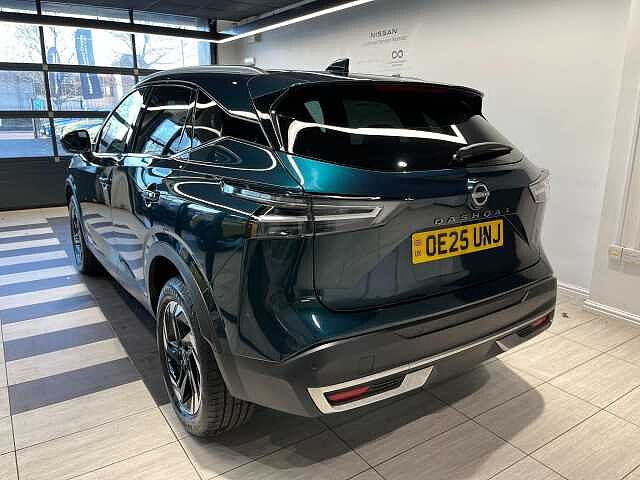 Nissan Qashqai 1.3 DiG-T MH N-Connecta [Glass Roof] 5dr