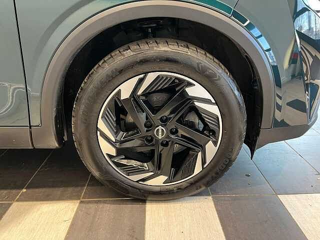 Nissan Qashqai 1.3 DiG-T MH N-Connecta [Glass Roof] 5dr