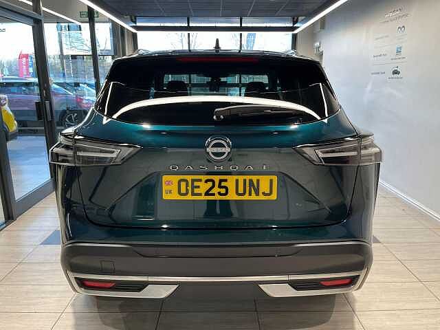 Nissan Qashqai 1.3 DiG-T MH N-Connecta [Glass Roof] 5dr